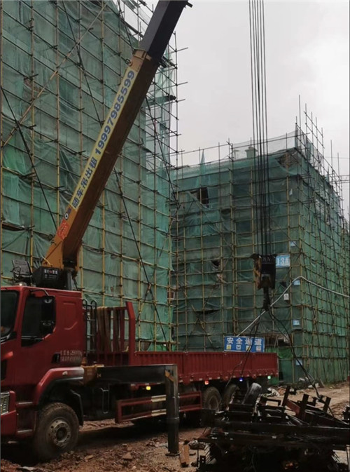 巴音郭楞“慢工细活”—— 吊车的 “微动控制” 技术